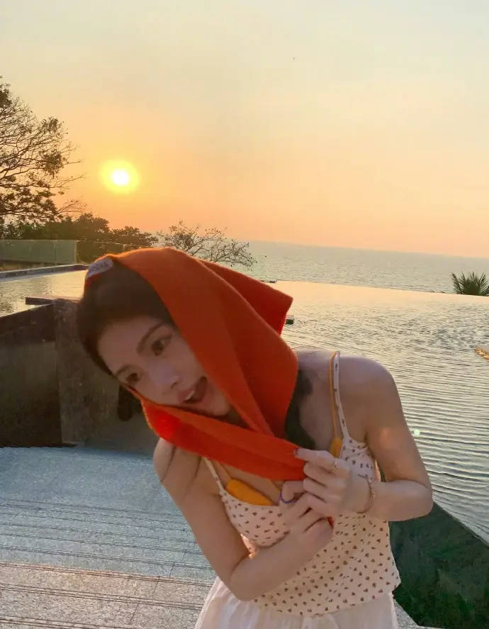 美神降临！鞠婧祎戴红头巾拍摄落日大片