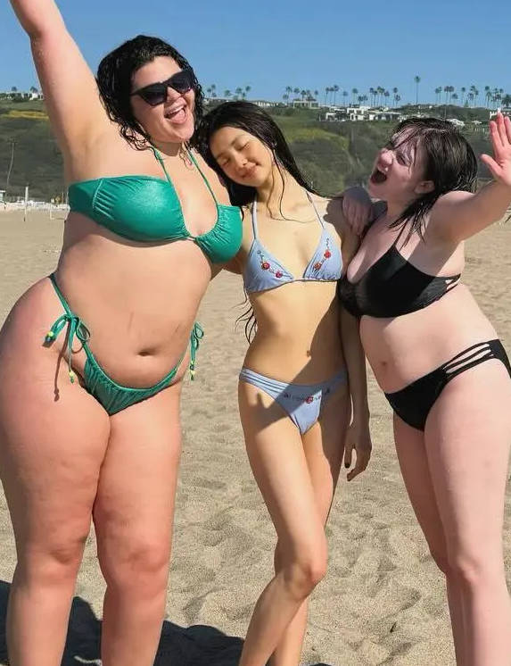 黄多多海边比基尼照曝光！秀曼妙身姿少女感十足