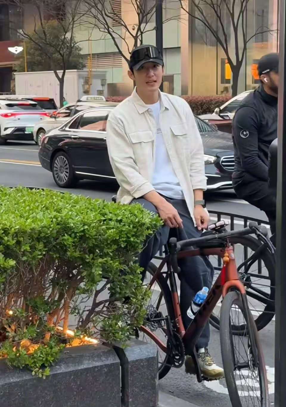 黄景瑜骑行途中灵活闪避井盖 东北人DNA刻进骨子里