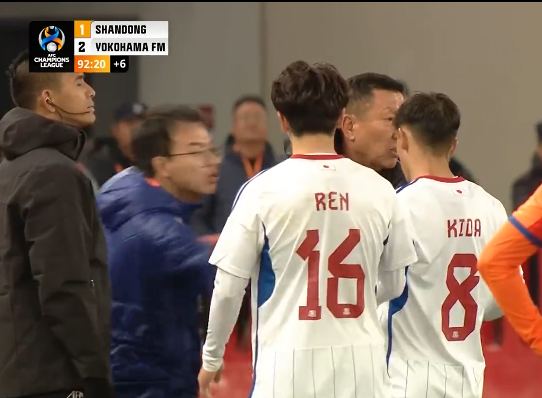 血战！崔康熙与横滨球员发生冲突 两队教练组双双染红