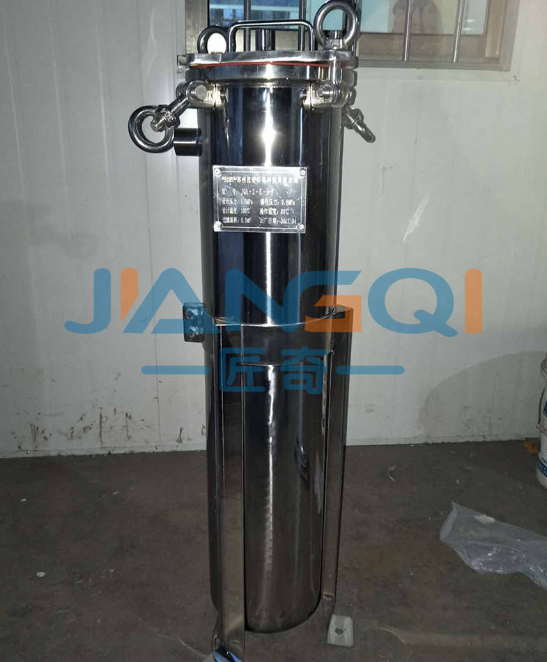 准备工作：关闭过滤器上游的进液阀门，切断液体供应。如有必要，关闭下游的出液阀门，防止液体回流。打开排气阀或泄压阀，释放过滤器内部压力至常压状态，确保操作安全。同时，准备好新的滤袋，并确保其尺寸和精度材质规格正确。拆卸旧滤袋：打开袋式过滤器的顶盖，取出旧滤袋。在此过程中，要注意不要损坏过滤器底部的结构。安装新滤袋：检查新滤袋看是否有损坏或污垢，如果有，应更换新的滤袋。然后，将滤袋平展，放入过滤器滤篮
