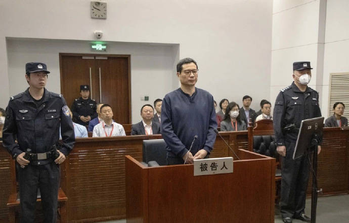原上港总裁严俊受贿案一审开庭：被控非法收受3601万余元