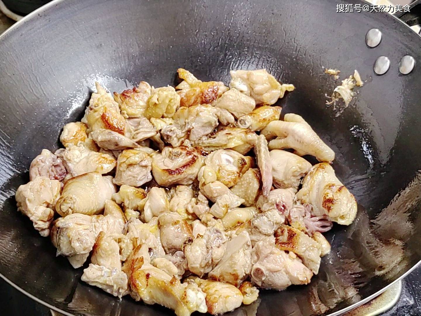 沙姜和鸡肉搭配堪称一绝，沙姜味浓，鸡肉外香里嫩，做法也简单