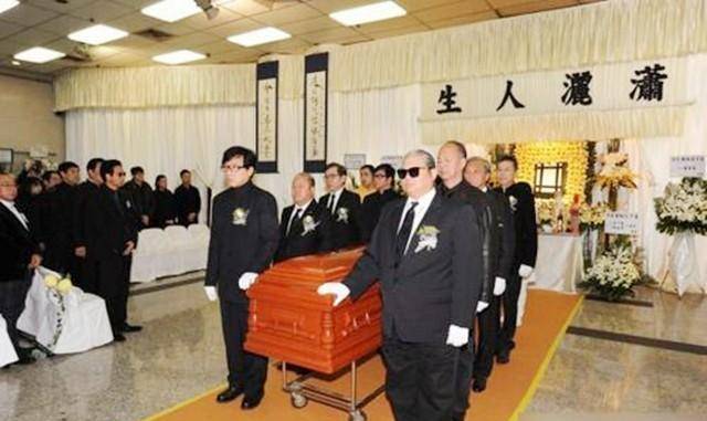 “燕赤霞”午马葬礼：成龙、洪金宝扶灵，刘晓庆献上花圈以示哀思