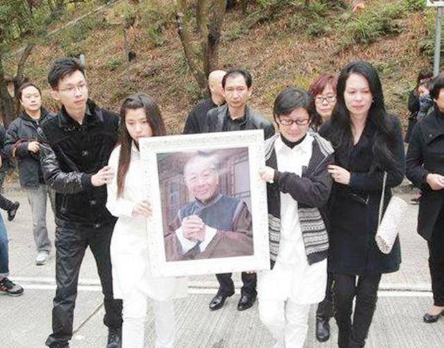 “燕赤霞”午马葬礼：成龙、洪金宝扶灵，刘晓庆献上花圈以示哀思