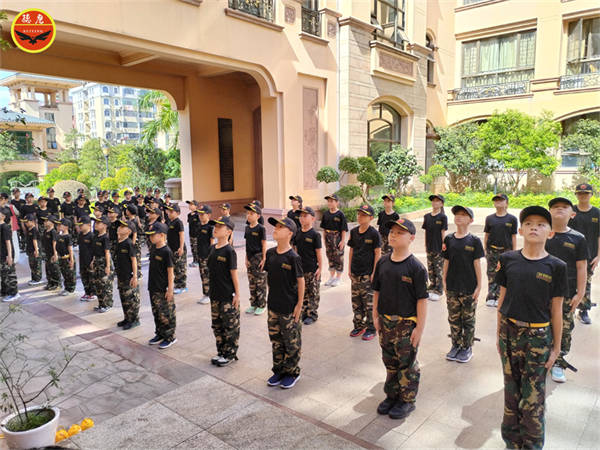 江南体育官网夏令营：点燃青少年激情军事拓展与情商训练并进的成长之旅(图1)