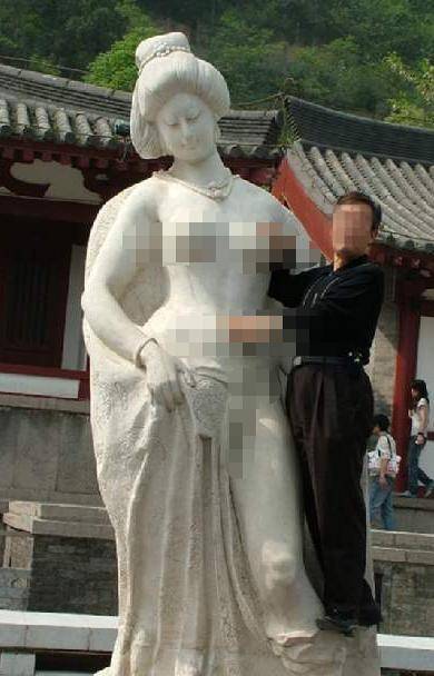 德信体育中国最无奈3大雕像频频遭到“咸猪手”专家：连石头也不放过(图3)