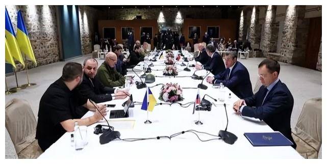 俄乌冲突迎来和平曙光，乌克兰作出重要承诺后，俄军正从基辅撤离