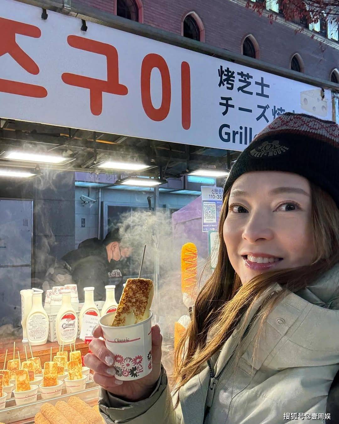 郭晋安前妻跟女儿去韩国旅游，母女在街头品尝美食，失婚半年走出阴霾