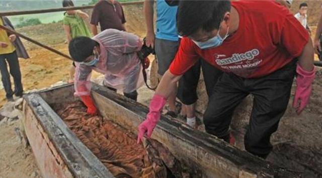 考古挖到9岁女孩墓，棺盖惊现“开者即死”，专家开棺后现场躁动