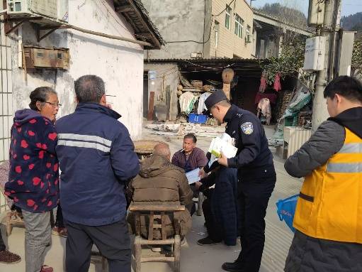 襄阳铁路公安处十堰东站派出所在铁路辖区开展路外安全宣传