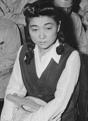 星空体育入口二战时日本的女人有多疯狂？为了战争不惜奉献自己(图14)