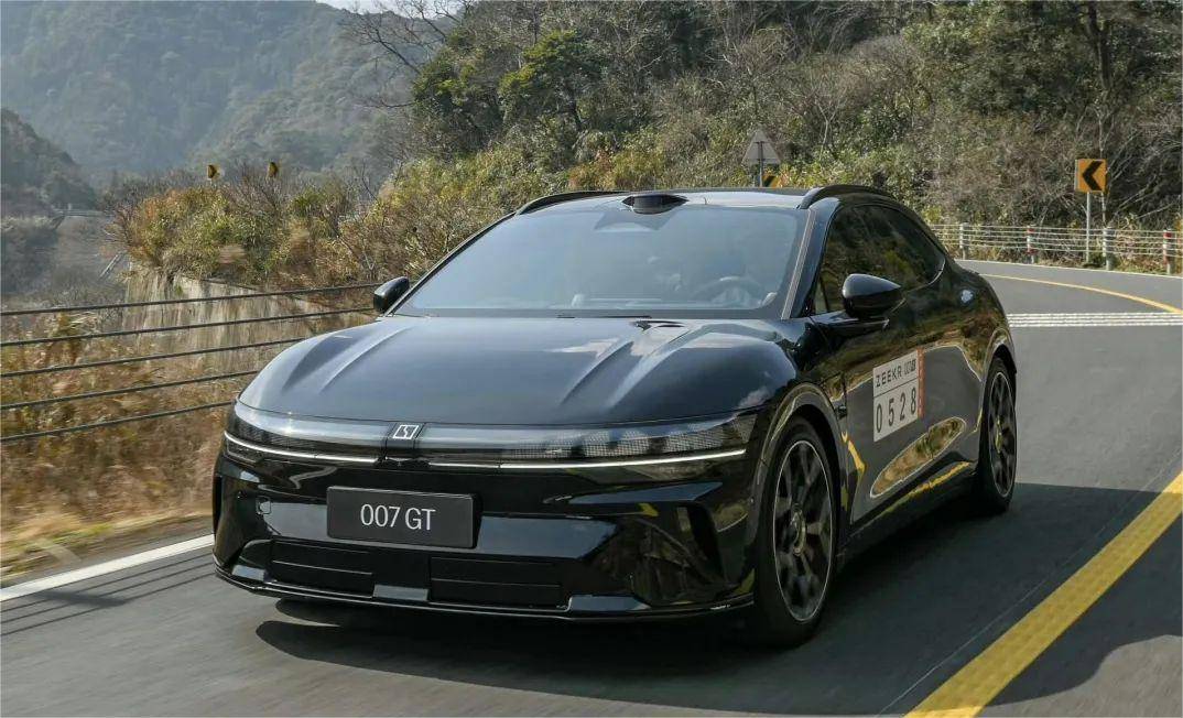 搭载激光雷达采用猎装造型极氪007 GT实车曝光(图1)