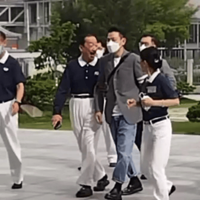 刘德华与36岁小姨子合影曝光，女方穿黑色透视裙尽显成熟美，颜值不输朱丽蒨