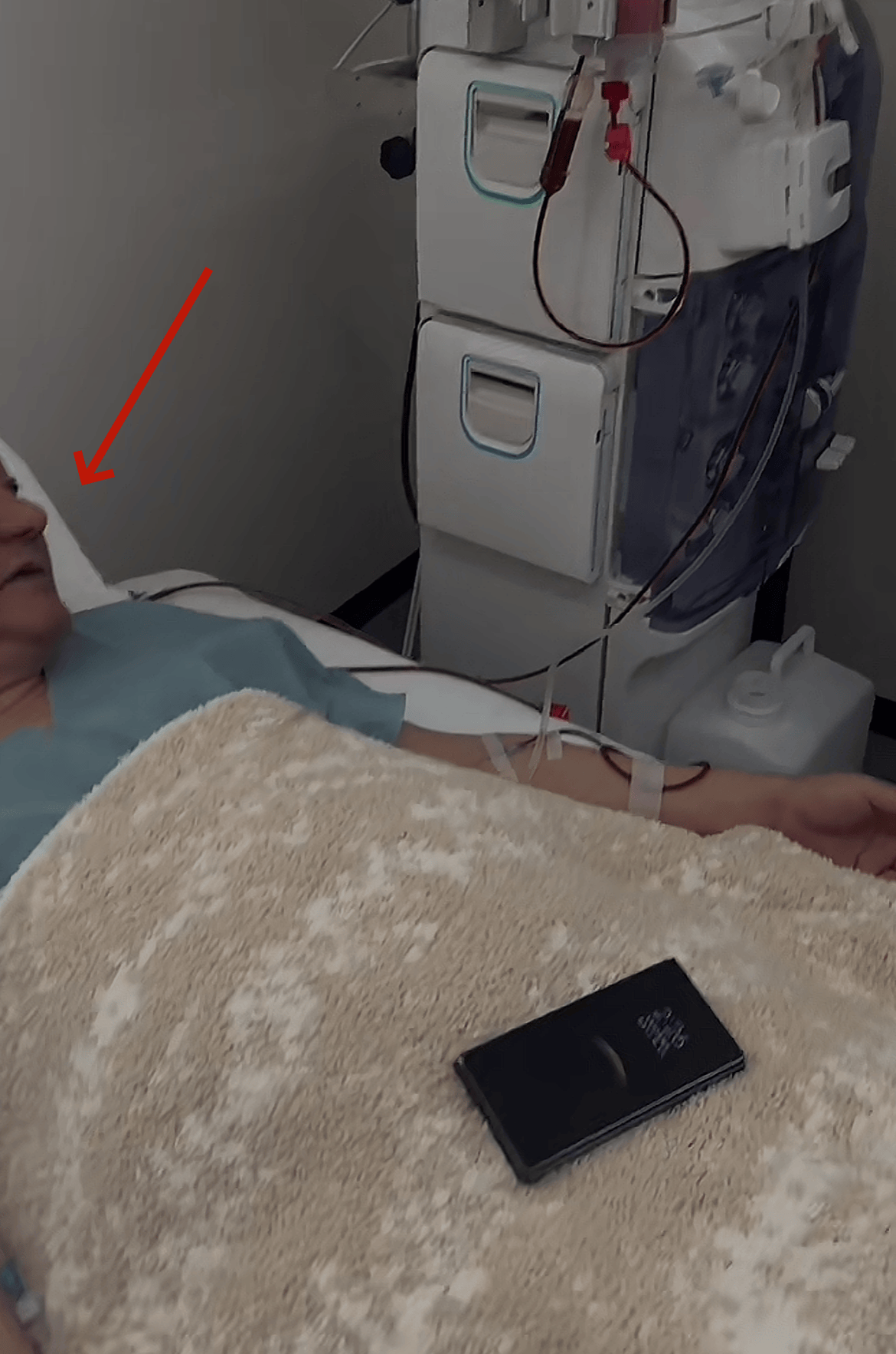 曝金龟子全家现身日本！61岁王宁脸色暗沉，躺在病床上疑做大血净