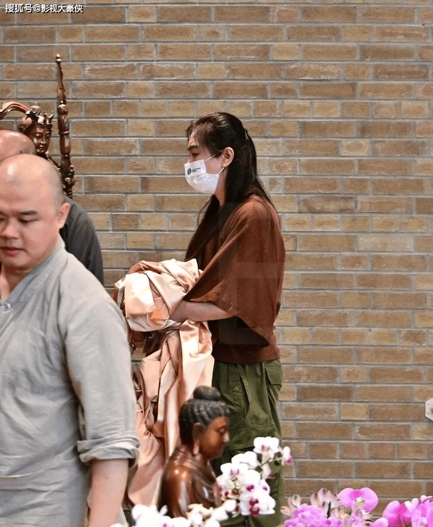 王祖贤在加拿大参加法会，打扮朴素，身材走样，现场帮忙搬桌子
