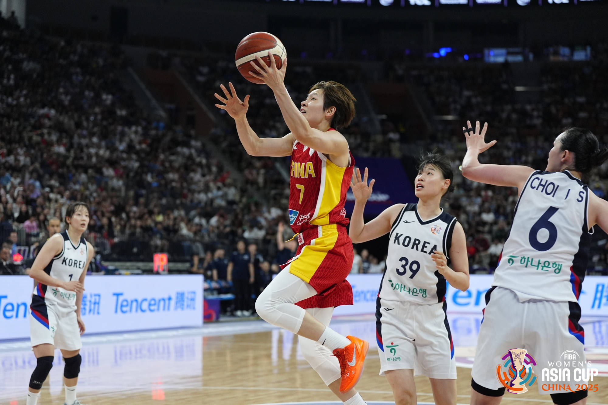 后卫发威！杨氏姐妹合砍20+12 王思雨屡秀妙传抢眼