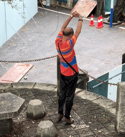老外中国穷游睡桥下
