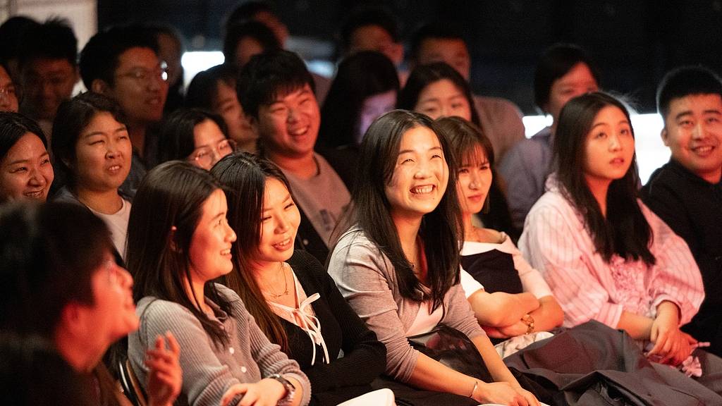 房主任编过世婆婆段子，是谁在把表演当真实