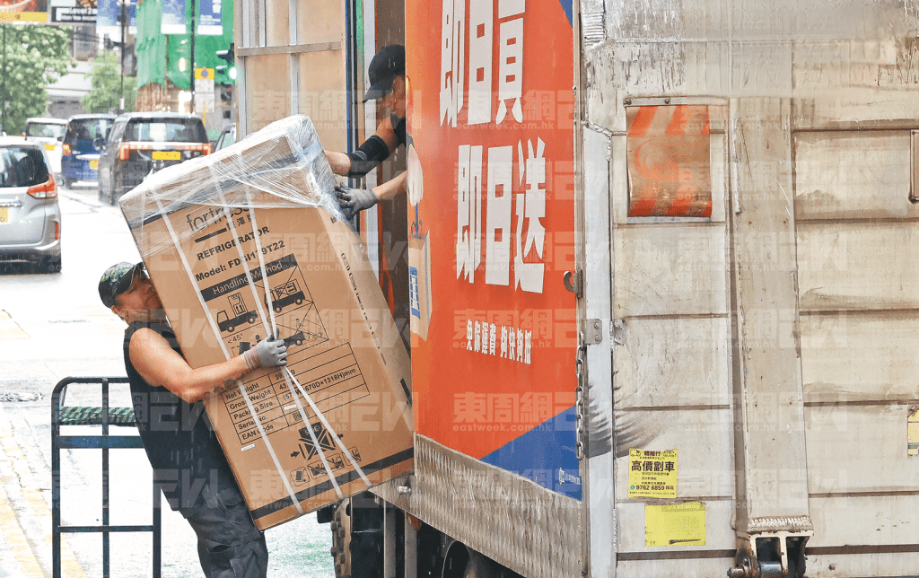 香港男星长期财困被逼与老婆儿子分开，为养家做搬运工，黑雨中送雪柜
