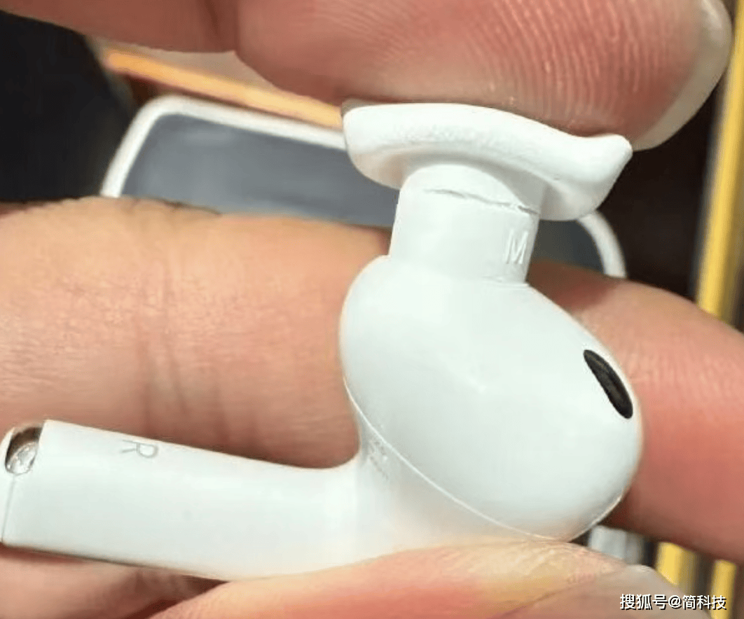 原创             iPhone 17 新机翻车：掉漆、镜头起雾、耳塞断裂！苹果回应