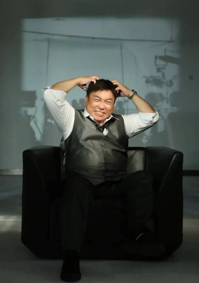王晶发文谈《繁花》编剧署名争议 称相信王家卫与秦雯