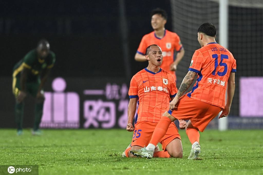 中超-亚戈奥乌苏建功克雷桑点射救主 泰山2-2浙江遭4连平