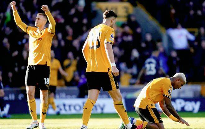 “西班牙足球甲级联赛英超 狼队VS伯恩利 