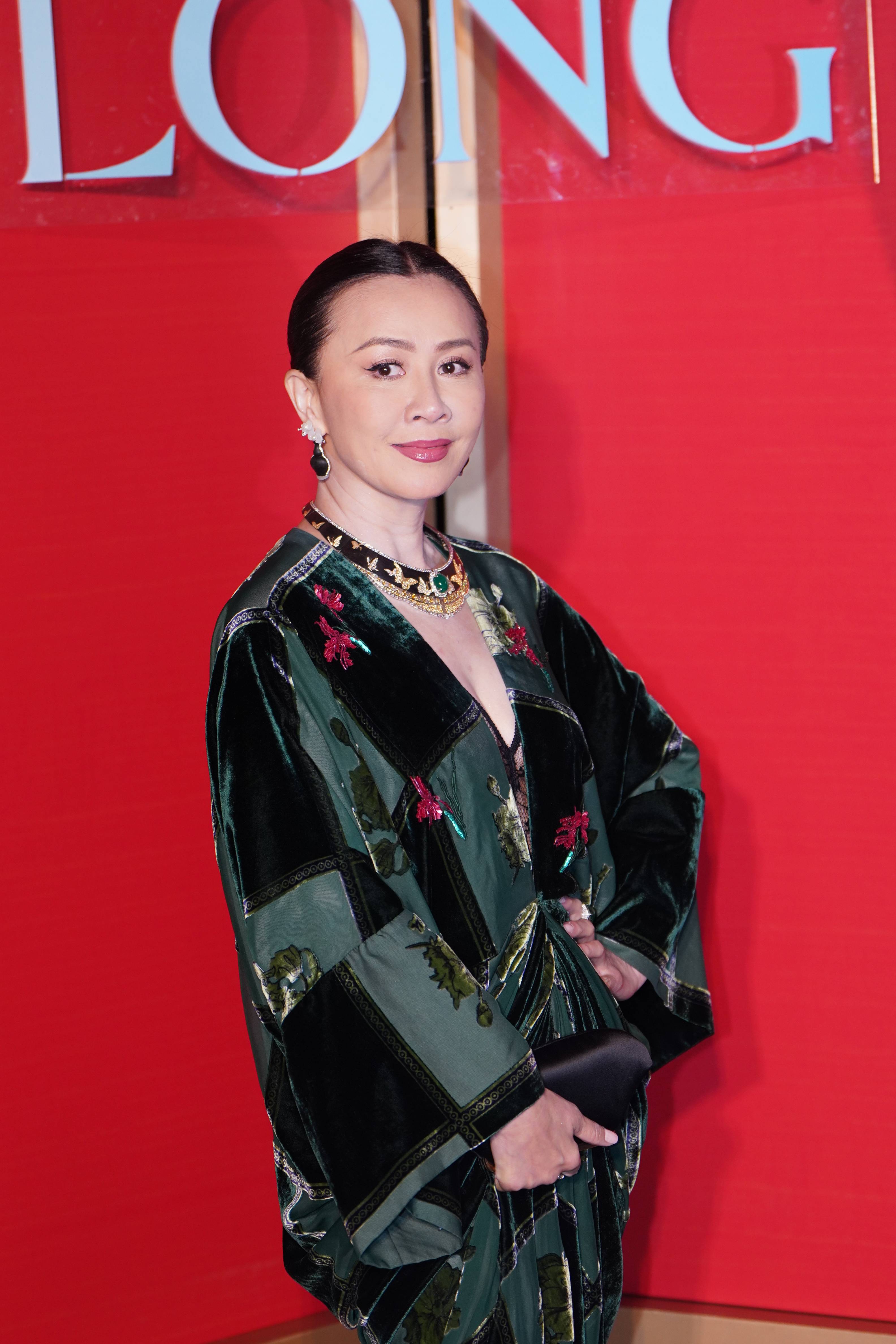 刘嘉玲徐璐颖儿礼服配珠宝明艳动人 董思成黑西装搭胸针帅气矜贵