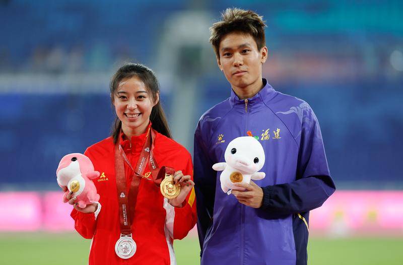 全运会赛场公开恋情 何锦櫶亲吻刘峡君并合影(图)