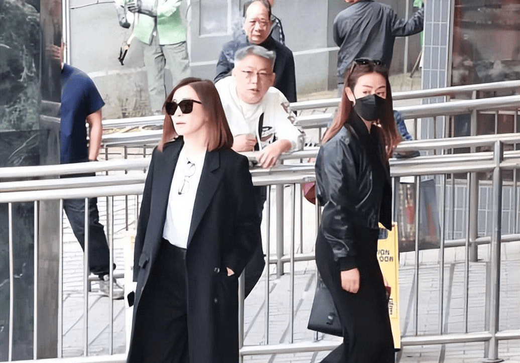 许绍雄出殡众星相送，78岁林子祥双眼含泪，佘诗曼哭着脸奔赴灵堂