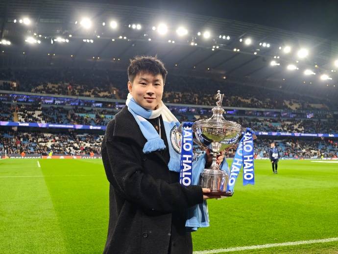 赵心童观战曼城获赠“147号”球衣 在伊蒂哈德展示世锦赛奖杯