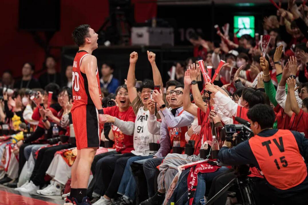 日本男篮大胜中国台北 渡边雄太20分霍金斯准三双