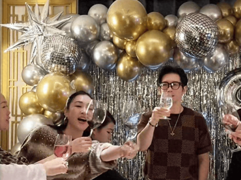 55岁钟丽缇秀恩爱曝光,和老公喝交杯酒热吻,结婚9年还在求子