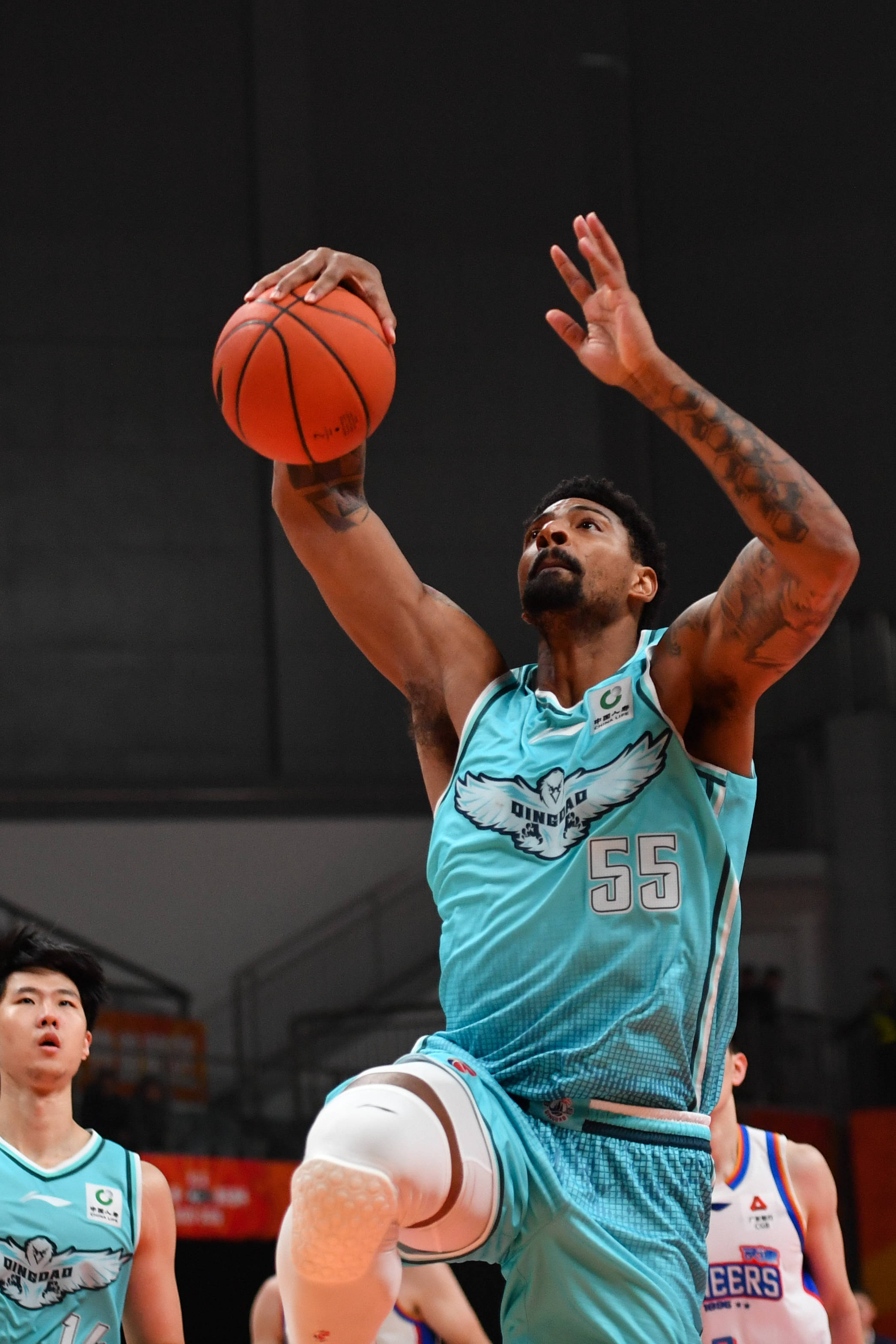 CBA-赵嘉义17分贺希宁24分 青岛89-77深圳马可波罗