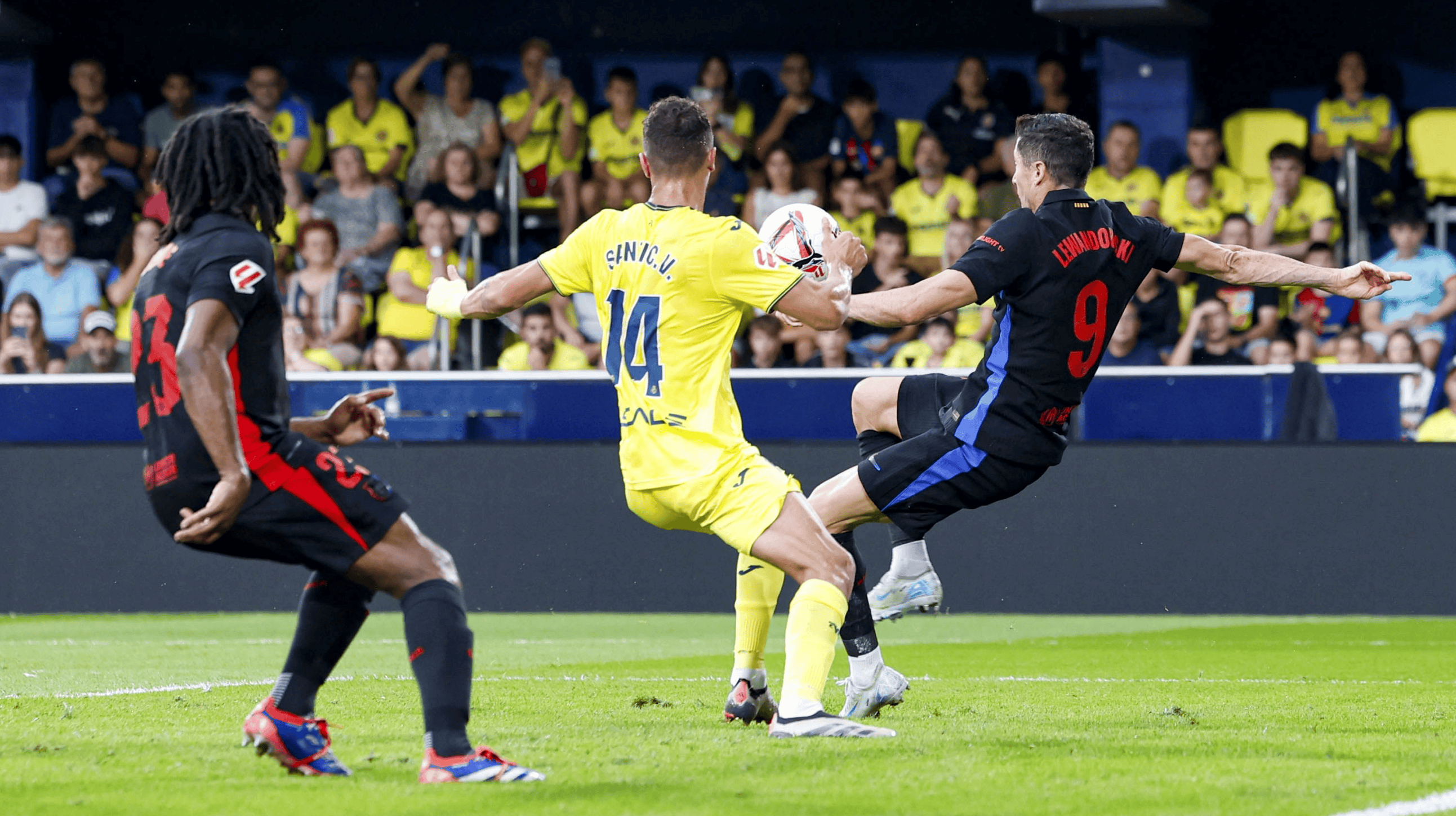 巴西班牙足球甲级联赛塞罗那 vs 比利亚雷亚尔：西甲积分榜榜首与第三名的对决