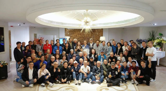 周润发低调宴请近百名TVB旧同事聚餐！完全没有巨星架子