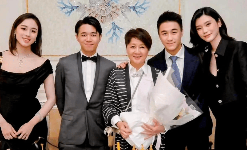 奚梦瑶和小姑子处成闺蜜！圣诞一周都形影不离，陪完婆婆又陪老公