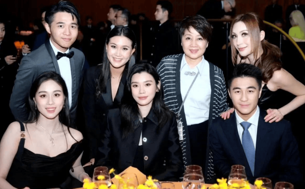 奚梦瑶和小姑子处成闺蜜！圣诞一周都形影不离，陪完婆婆又陪老公