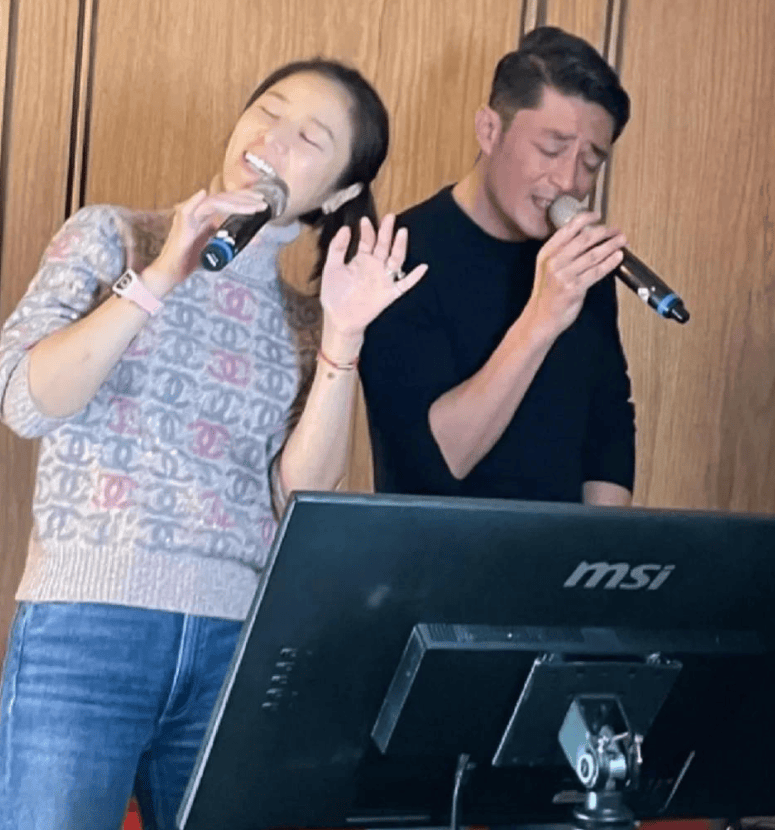 林心如为老公庆生！亲手做猪脚面配着红酒，蛋糕上是女儿爱的雪宝