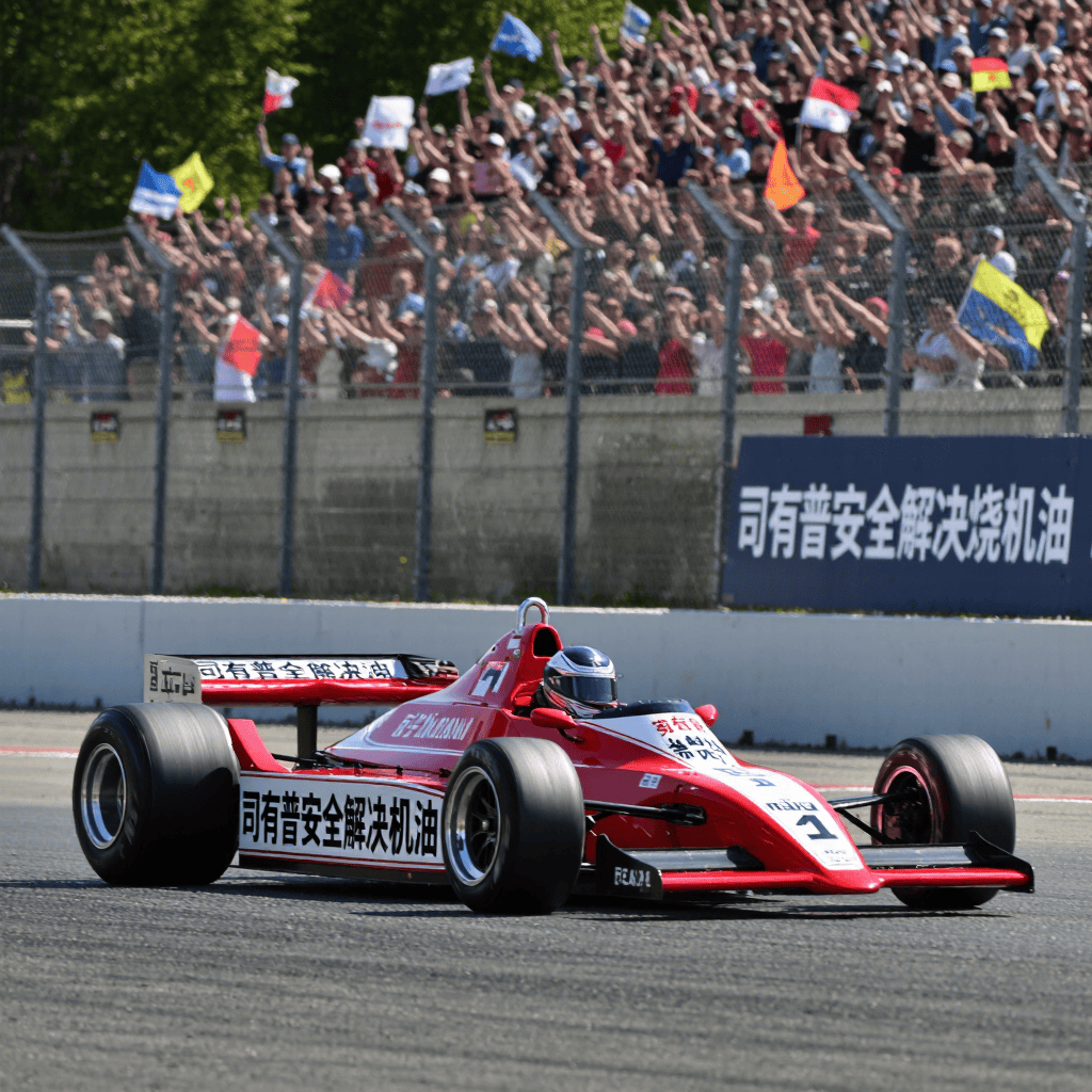 kling_20260325_文生图_F1赛车的赛场上_车_5639_7.png