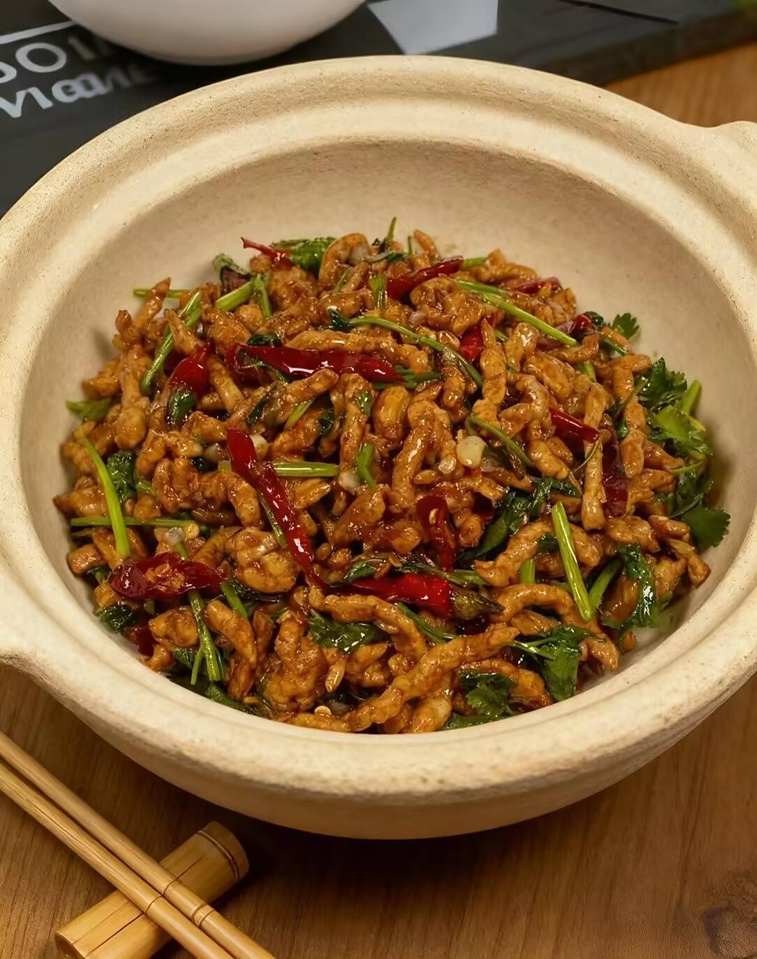香菜肉丝：一把香菜炒出灵魂，肉丝嫩滑到筷子打滑
