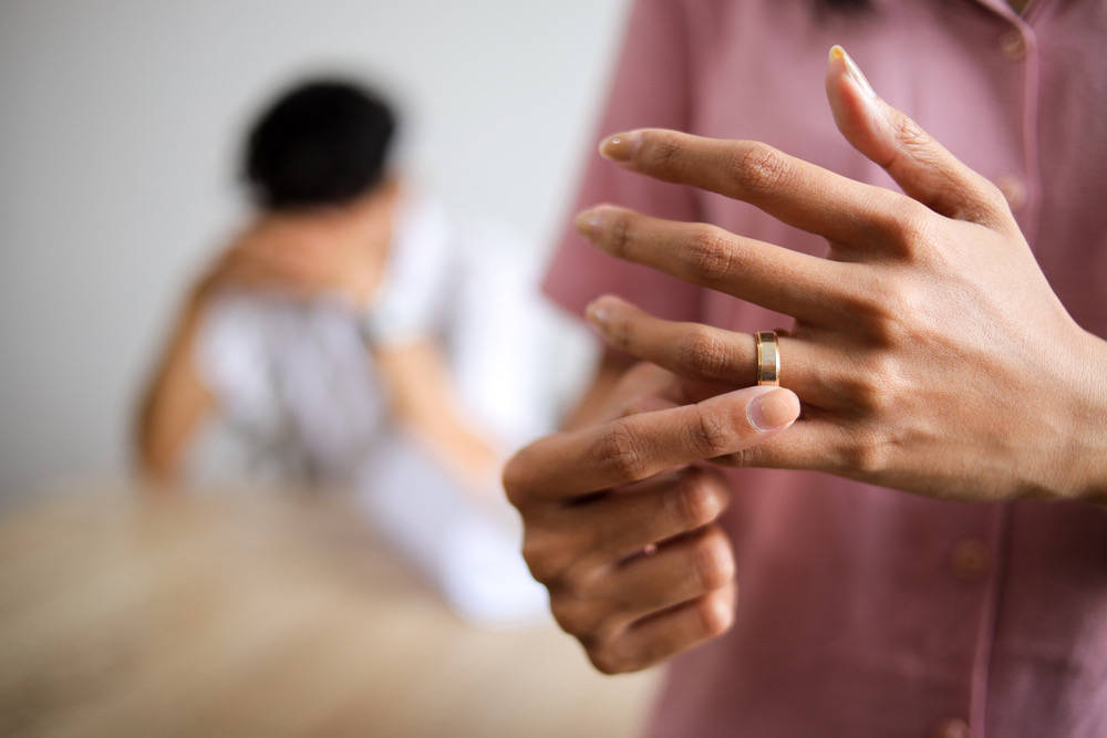 女儿帮妈妈写离婚协议 亲戚指责不孝