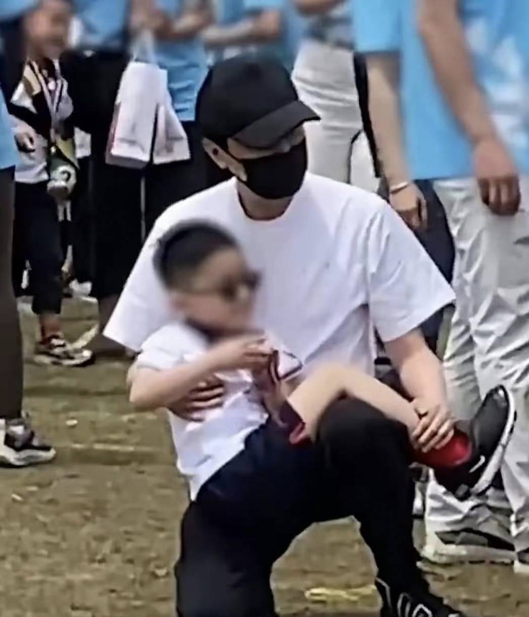 原创 冯绍峰母亲节发文!句句不离赵丽颖,曝儿子近照,还好不像冯绍峰-冯绍峰母亲干什么的