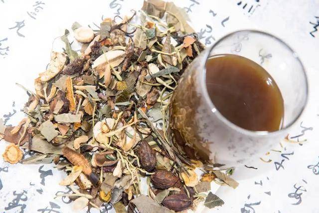 秦艽羌活汤方中多用味辛性温类药物，以疏风祛湿升阳兼以补益为主要功效