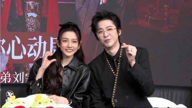 甜掉牙！宋祖儿刘宇宁520扫楼直播比心三连拍网友：民政局搬来_91吃瓜