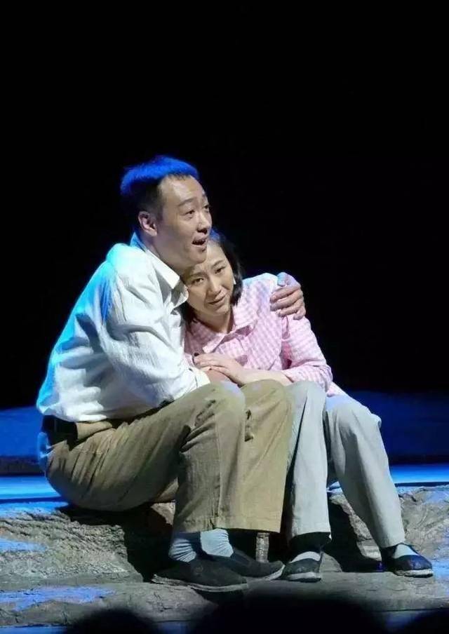 他在话剧领域取得的卓越成就，不仅为他赢得了业内人士的高度赞誉，也为