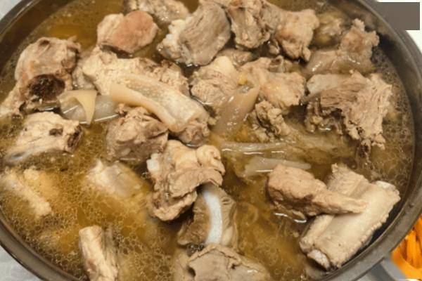 澈、肉质鲜嫩、营养丰富而深受喜爱电子pg游戏清炖排骨以其汤色清(图2)