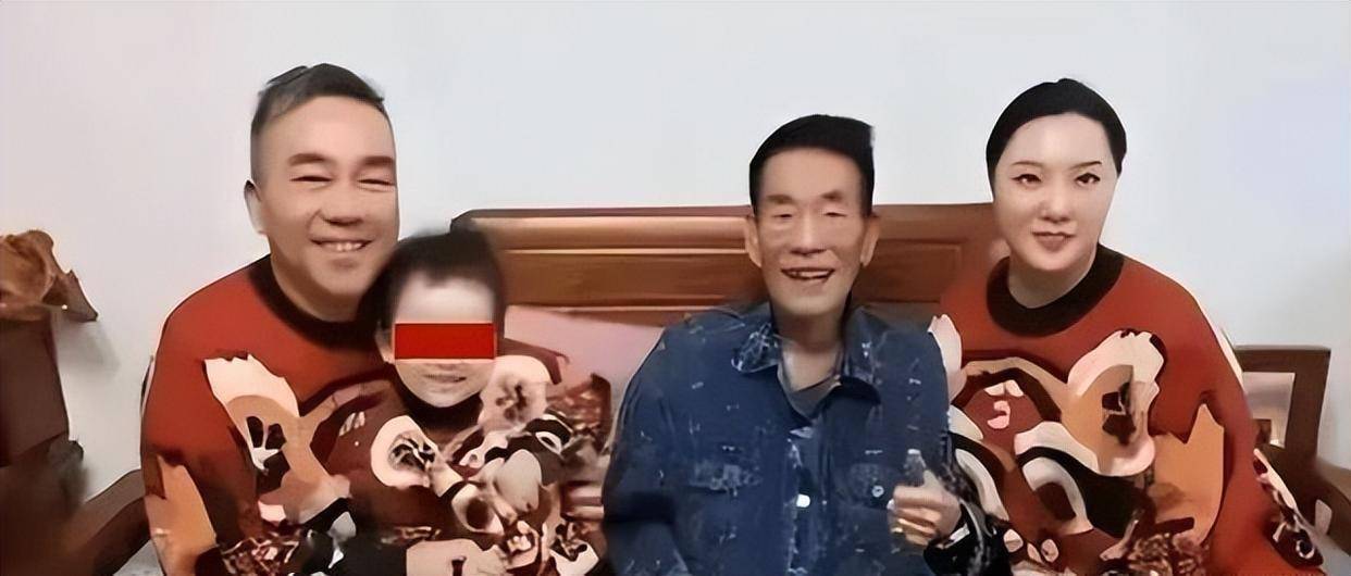 杨少华葬礼上最诡异一幕：儿子杨议前脚哭到晕厥，后脚翘腿玩核桃