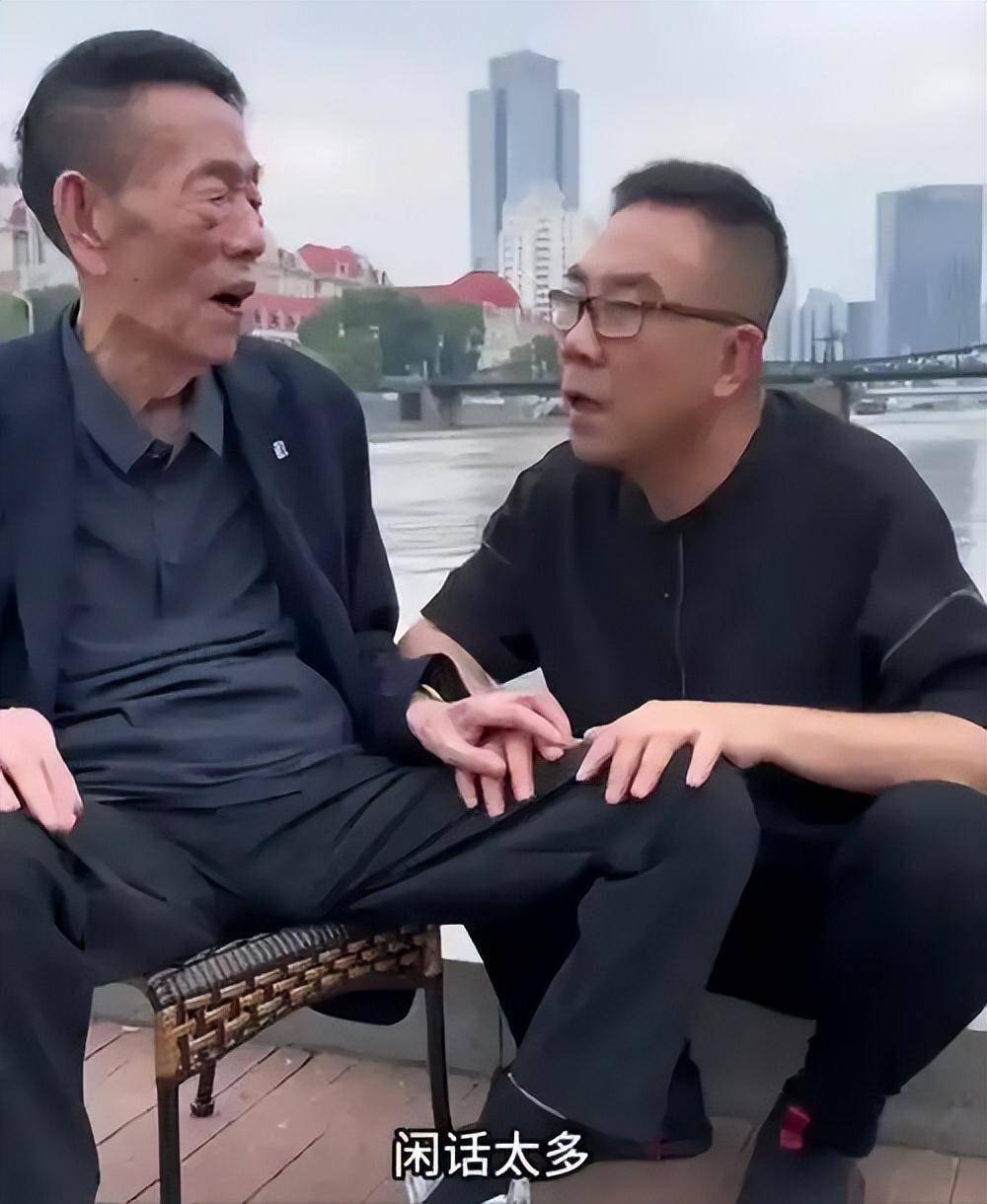 杨少华葬礼上最诡异一幕：儿子杨议前脚哭到晕厥，后脚翘腿玩核桃